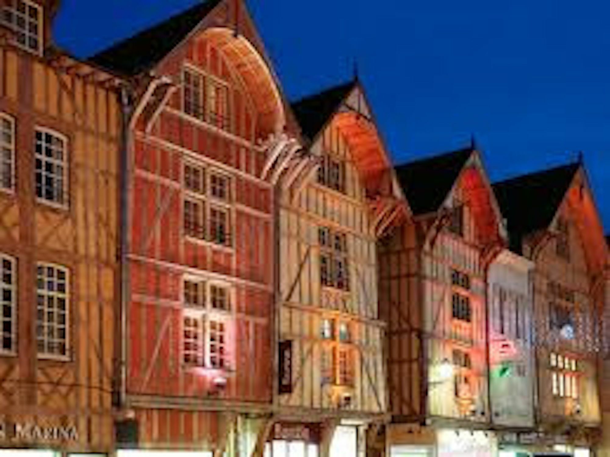 Logis Hotel Du Cirque Troyes Centre Historique Exterior photo